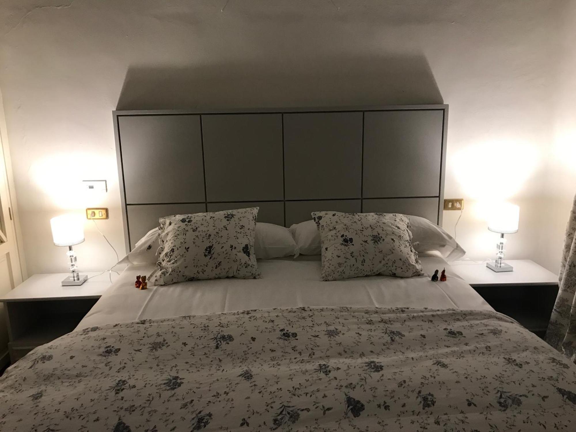 Habitación con cama extragrande y bañera de hidromasaje